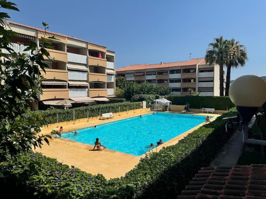 Appart Cosy, Piscine, Clim, Parking Prive - Proche Plage - Arrivee Autonome - Lit Queen Size Ла-Сейн-сюр-Мер Екстер'єр фото